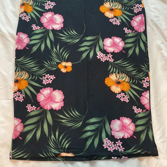 Beautiful floral summery skirt - Picture 2 of 3